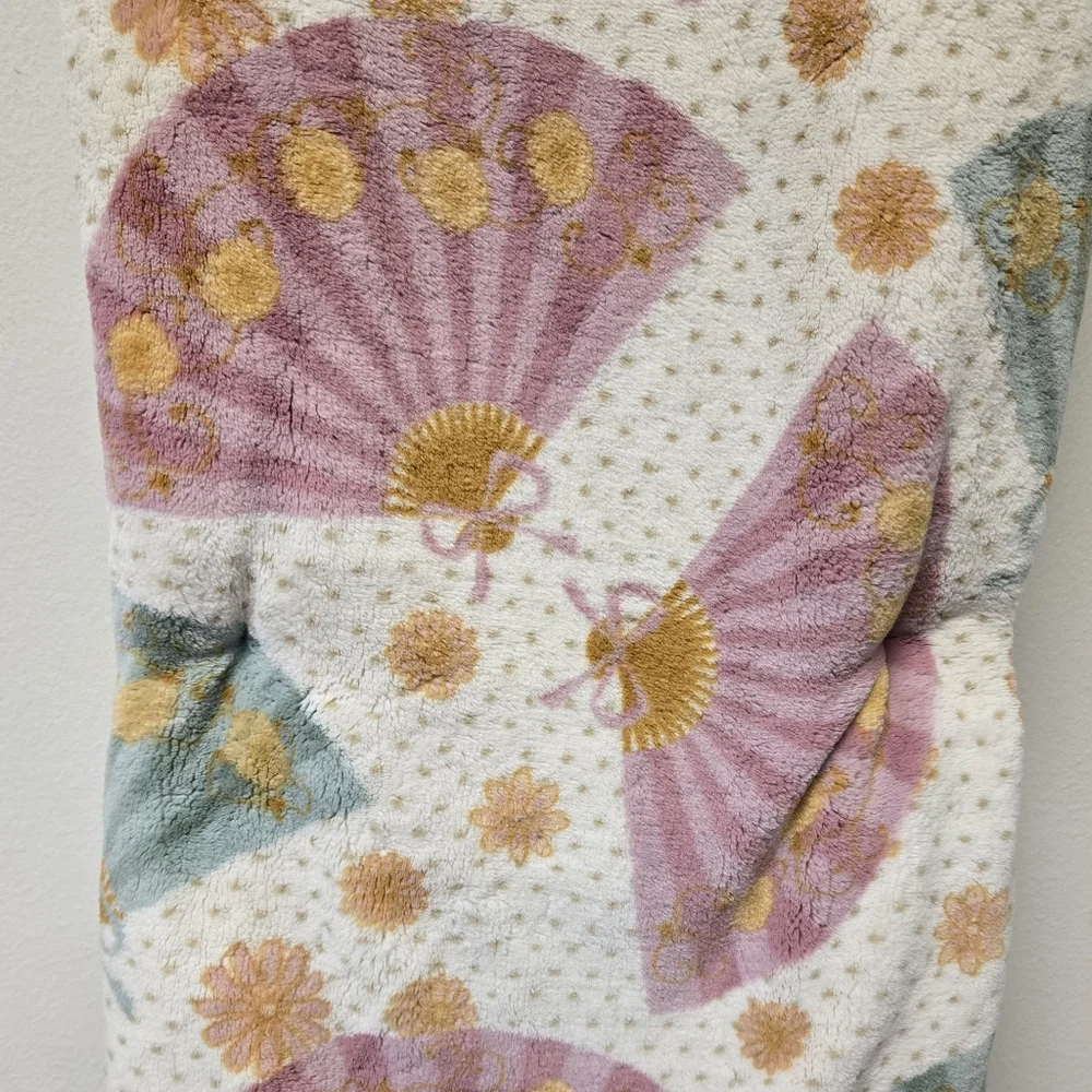Kawaii Dreams Fan Oversized Plush Throw Blanket Pink Cream